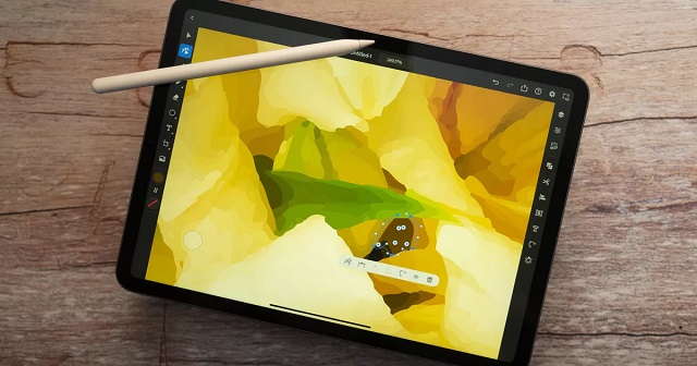 illustrator on ipad pro drawing tablet.jpg